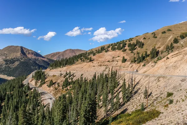 Carretera sinuosa en el Loveland Pass en Colorado — Foto de Stock