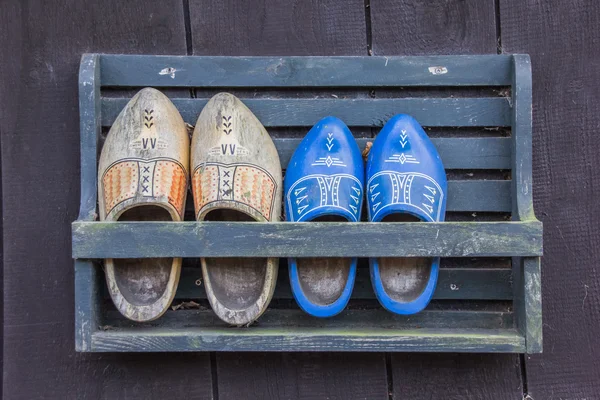 Zapatos de madera en un estante —  Fotos de Stock