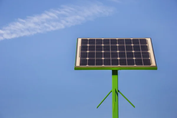 Punto di carico per biciclette con pannello solare — Foto Stock