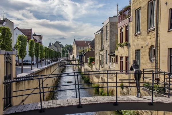 Kanal und Brücke im Zentrum von Valkenburg lizenzfreie Stockbilder