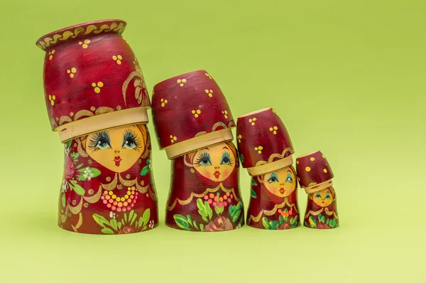 Muñecas rusas rojas de madera anidando — Foto de Stock