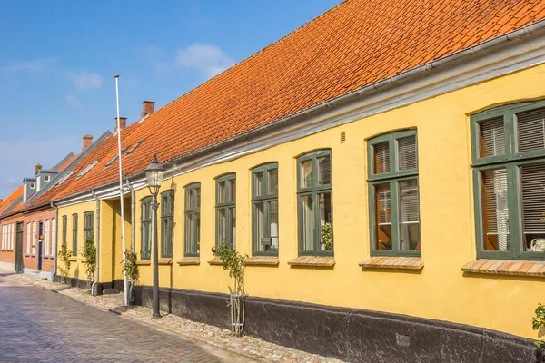 丹麦里贝市中心历史性的黄色房子 — 图库照片