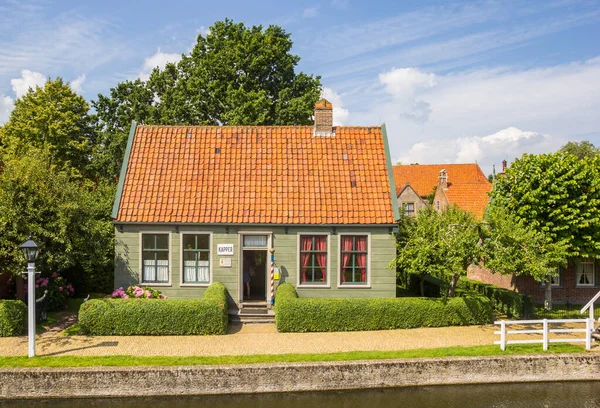 オランダの歴史的都市エンクヒゼンの運河にある小さな木造住宅 — ストック写真