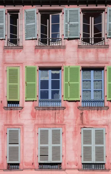 Okna Okiennicami Fasadzie Zabytkowego Domu Bayonne Francja — Zdjęcie stockowe