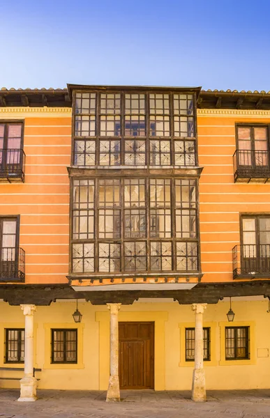 西班牙布尔戈德奥斯马历史中心一座五彩斑斓的房子的海湾窗口 — 图库照片