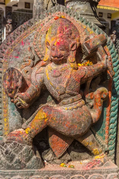 Hinduistyczna Rzeźba Pokryta Kolorowym Proszkiem Świątyni Bagh Bhairab Kirtipur Nepal — Zdjęcie stockowe