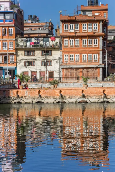 尼泊尔帕坦Pimbahal Pokhari Krishna寺庙池塘里的五彩斑斓的房子 — 图库照片
