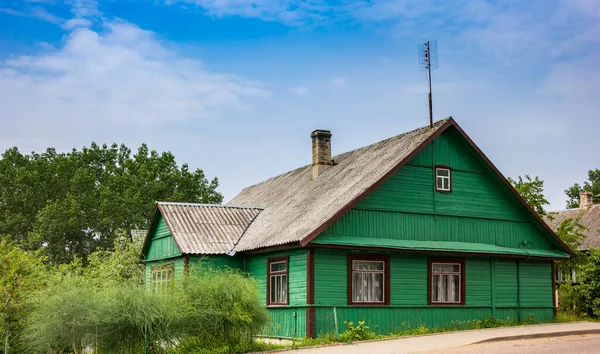 Casa Tradicional Madera Verde Pequeño Pueblo Trakai Lituania —  Fotos de Stock