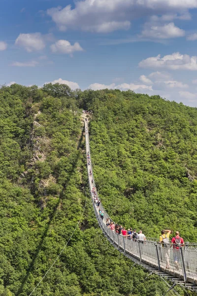 Wandelaars Geierlay Hangbrug Bij Morsdorf Duitsland — Stockfoto