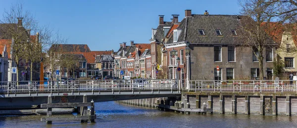 荷兰哈林根一座桥和一些历史建筑的全景 — 图库照片