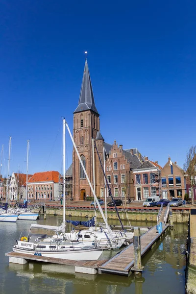 Біла Вітрильна Яхта Перед Католицькою Церквою Гарлінгені Нідерланди — стокове фото