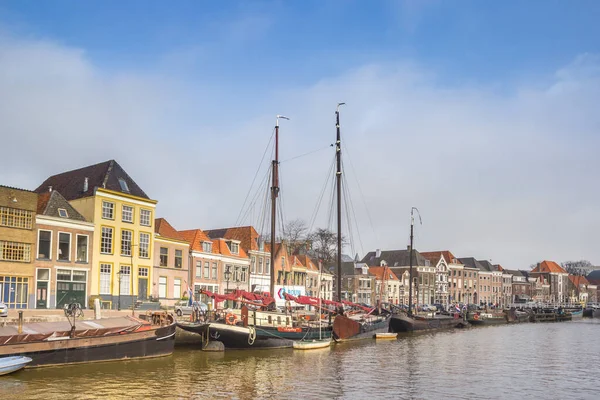 Hollanda Nın Zwolle Kentindeki Thorbeckegracht Kanalında Tarihi Gemiler — Stok fotoğraf