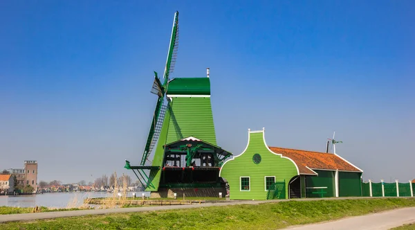 Kolorowy Wiatrak Nad Rzeką Zaan Zaanse Schans Holandia — Zdjęcie stockowe