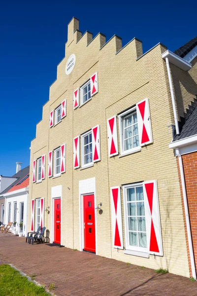 Шаг Gable Современном Доме Красными Дверями Blauwestad Нидерланды — стоковое фото