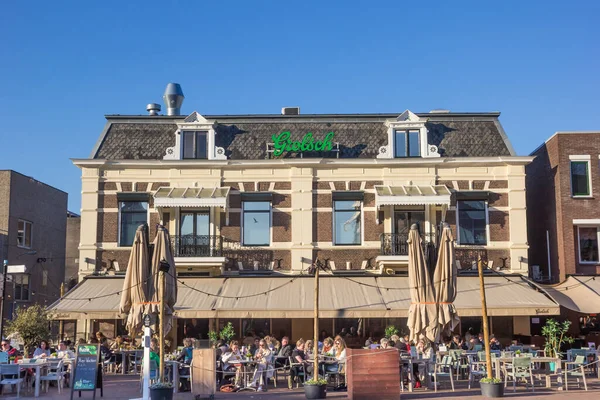Mensen Zitten Drinken Lentezon Een Café Almelo Nederland — Stockfoto