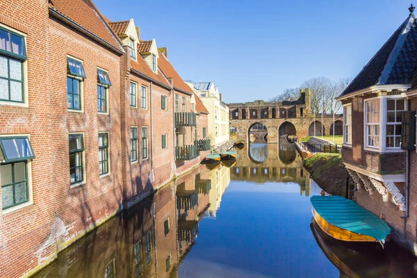 オランダのツッフェンにあるベルケル川の古い家と歴史的な都市の門 — ストック写真
