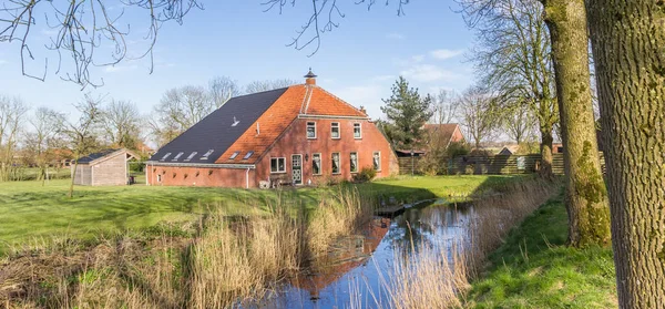 オランダのクラウドにある伝統的な農家のパノラマ — ストック写真
