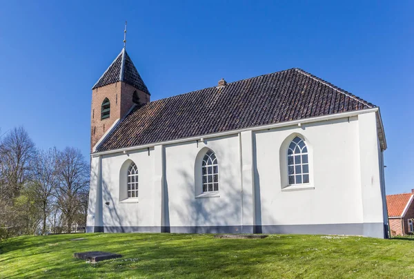 荷兰Mensingeweer历史村的小白人教堂 — 图库照片