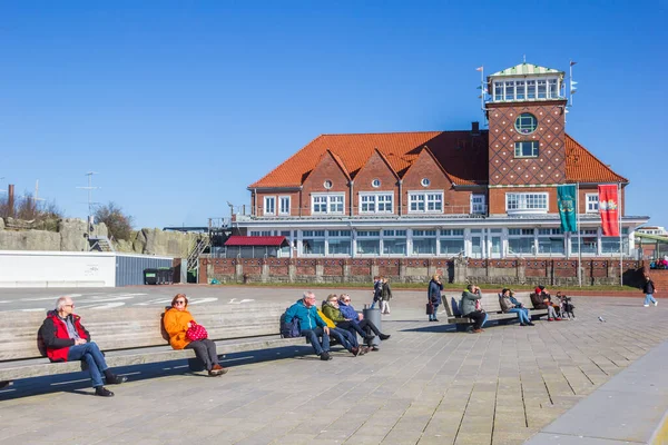 Personas Disfrutando Del Sol Banco Frente Edificio Strandhalle Bremerhaven Alemania — Foto de Stock