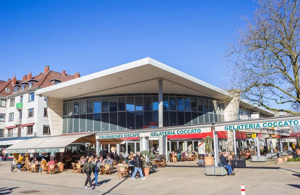 Mensen Die Genieten Van Zon Een Ijscafé Bremerhaven Duitsland — Stockfoto