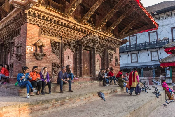 Young People Sitting Steps Temple Durbar Square Kathmandu Nepal — Stock Photo, Image
