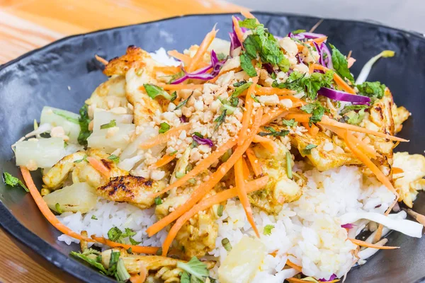 Hidangan Tradisional Thai Dengan Ayam Goreng Nasi Putih Sayuran Ketumbar — Stok Foto