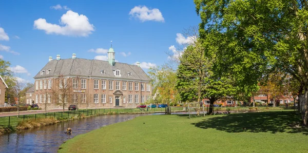 Πανόραμα Του Πάρκου Και Ιστορικό Σχολικό Κτίριο Στο Veendam Ολλανδία — Φωτογραφία Αρχείου