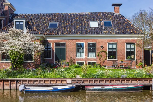 Pequeños Barcos Frente Una Casa Antigua Onderdendam Países Bajos —  Fotos de Stock