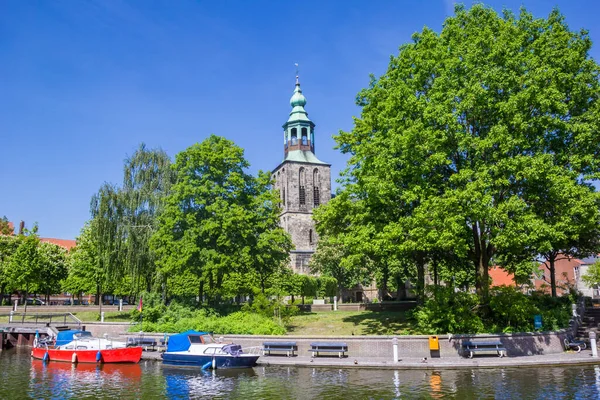 Łodzie Rzece Vechte Przed Zabytkową Wieżą Kościoła Nordhorn Niemcy — Zdjęcie stockowe