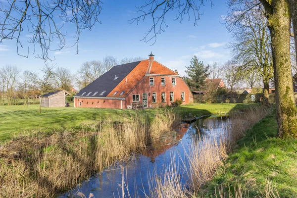 オランダ クラウドの小さな村の歴史的な農場 — ストック写真