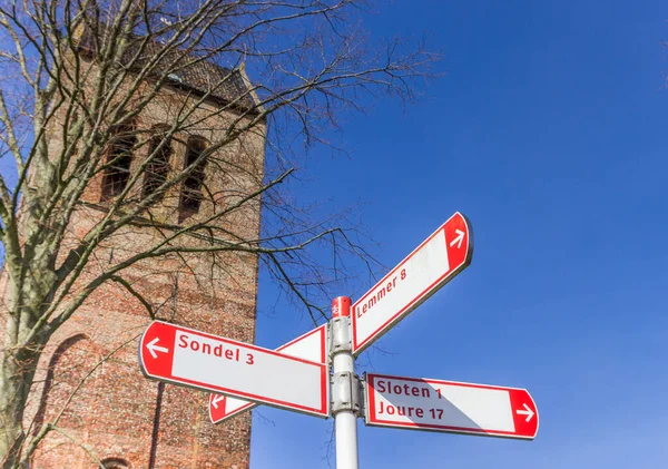 荷兰Wijckel教堂前的自行车路标 — 图库照片