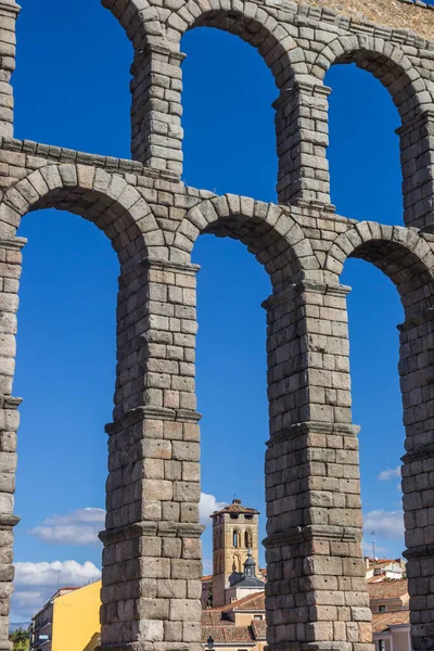 Torre Igreja Sob Arco Aqueduto Romano Segóvia Espanha — Fotografia de Stock