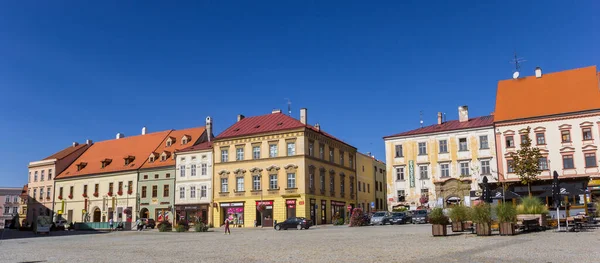 チェコ共和国ズノイモの市場広場にあるお店やレストランのパノラマ — ストック写真