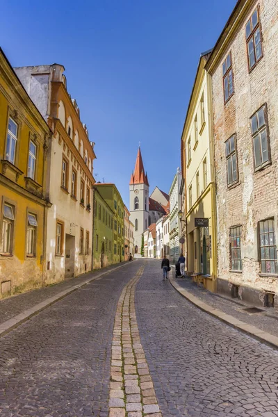 チェコ共和国ズノイモのニコラス教会につながるカラフルな通り — ストック写真
