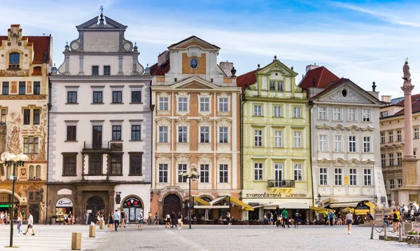 チェコ共和国プラハの旧市街広場にあるお店やレストラン — ストック写真