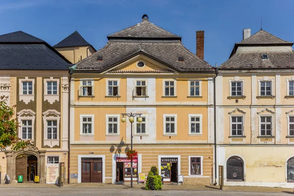 チェコ共和国クトナ ホラの市場広場にある歴史的家屋のショップ — ストック写真
