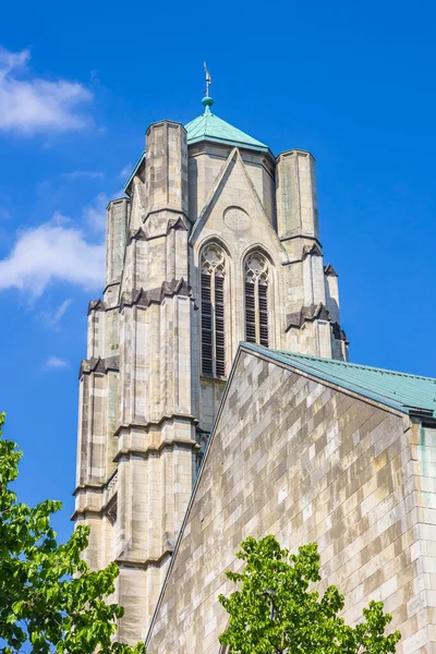ドイツのエッセンにある歴史的ゲルトルート教会の塔 — ストック写真