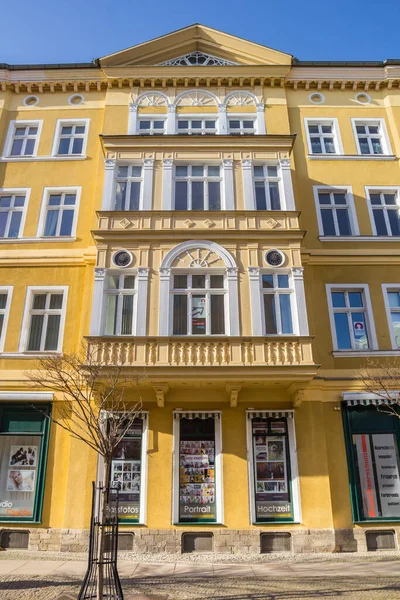 Sklep Kolorowym Żółtym Budynku Aschersleben Niemcy — Zdjęcie stockowe