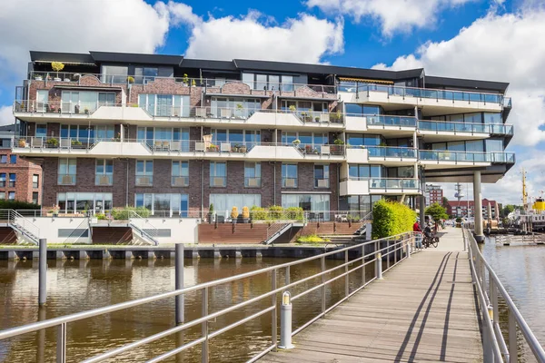 Holzbrücke Und Modernes Mehrfamilienhaus Emden — Stockfoto