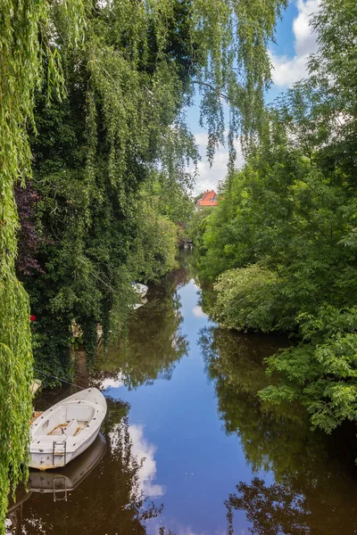 Маленький Білий Човен Каналі Стадграбен Емдені Німеччина — стокове фото