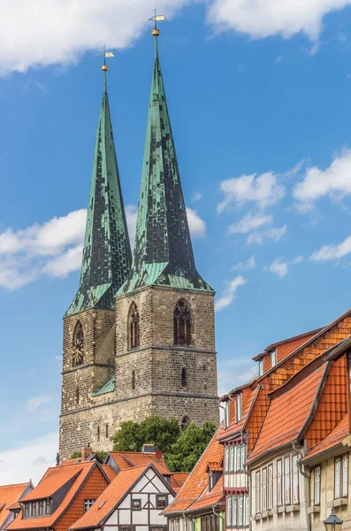 歴史的都市の教会の塔と半木造住宅 Quedlinburg Germany — ストック写真