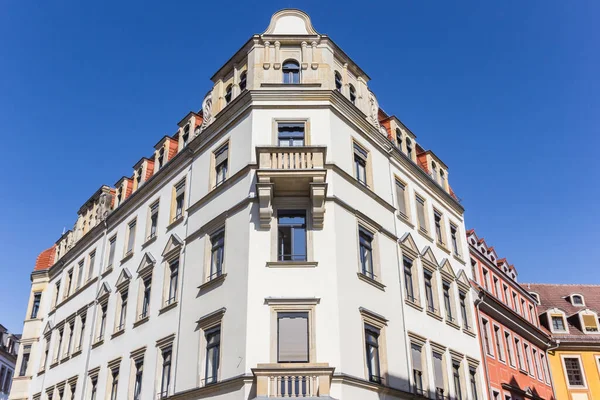 Weißes Mehrfamilienhaus Der Ecke Dresden Deutschland — Stockfoto