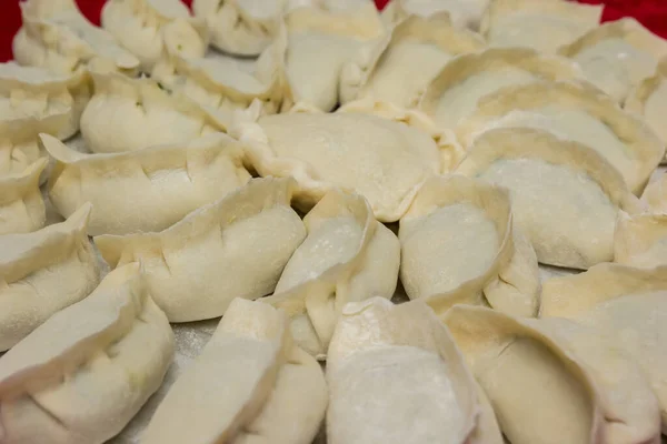 가공하지 집에서 중국산 만두를은 쟁반에 — 스톡 사진