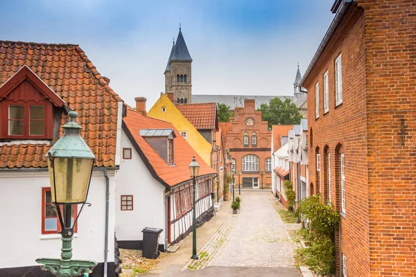 デンマークのヴィボルグにあるドムキルケ教会につながる古い家のある通り — ストック写真