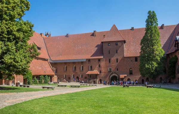 Tourists Courtyard Historic Castle Malbork Poland — ストック写真