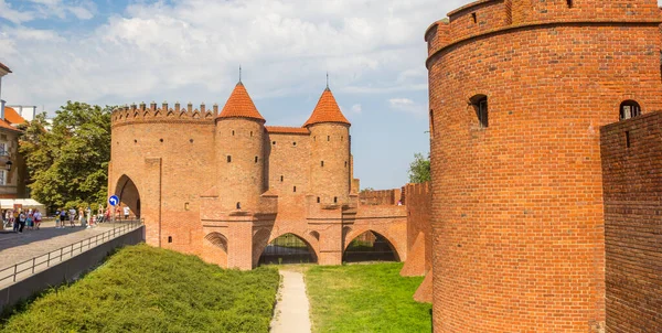 ポーランド ワルシャワの中心部にある歴史的な赤レンガ造りの都市の門 — ストック写真
