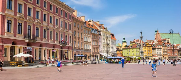 ポーランド ワルシャワの中心部にある歴史的な城の広場のパノラマ — ストック写真