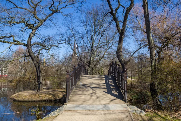 德国莱比锡历史名城约翰纳公园的木桥 — 图库照片