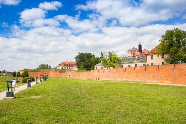 ポーランドの歴史的都市ザモスクの公園と周囲の壁 — ストック写真