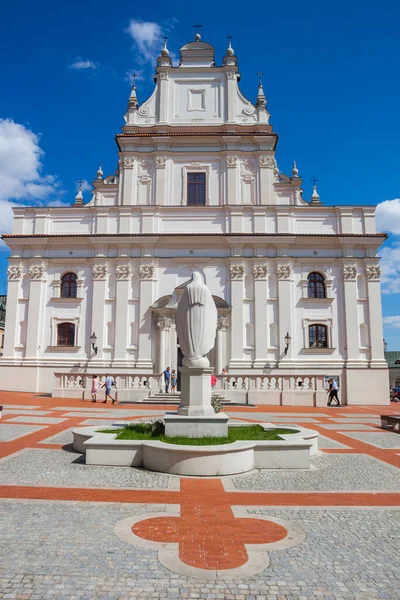 Standbeeld Voor Historische Kerk Zamosc Polen — Stockfoto